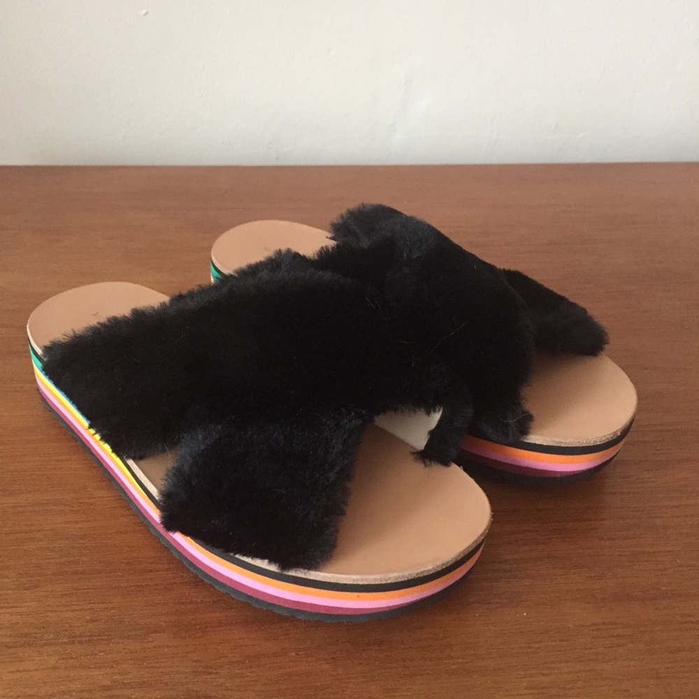 🚫SOLD🚫Maison Mangostan Peach Black Furry Sandals